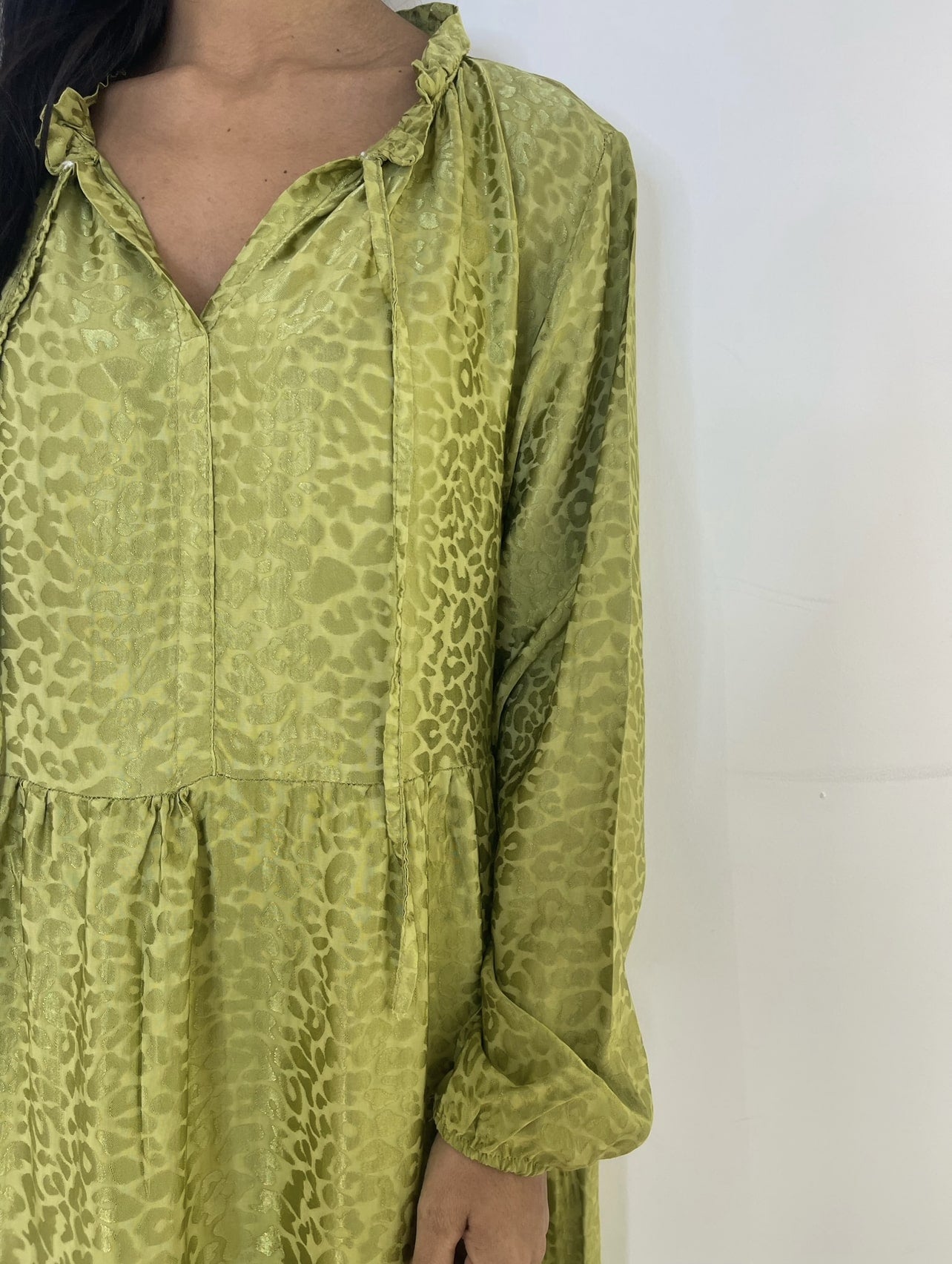 Détail robe Barbara vert léopard, coupe bohème élégante
