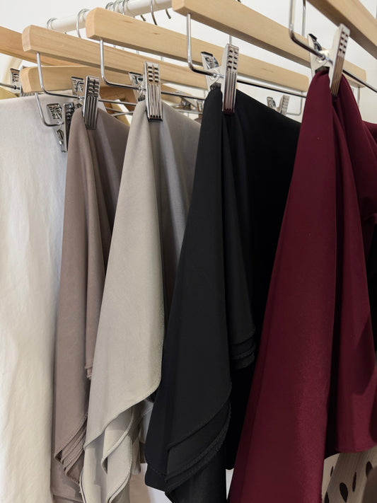 Hijab Jersey Liquide Premium – Doux, Stretch & Tenue Parfaite – Taupe, Kaki, Noir & Bordeaux