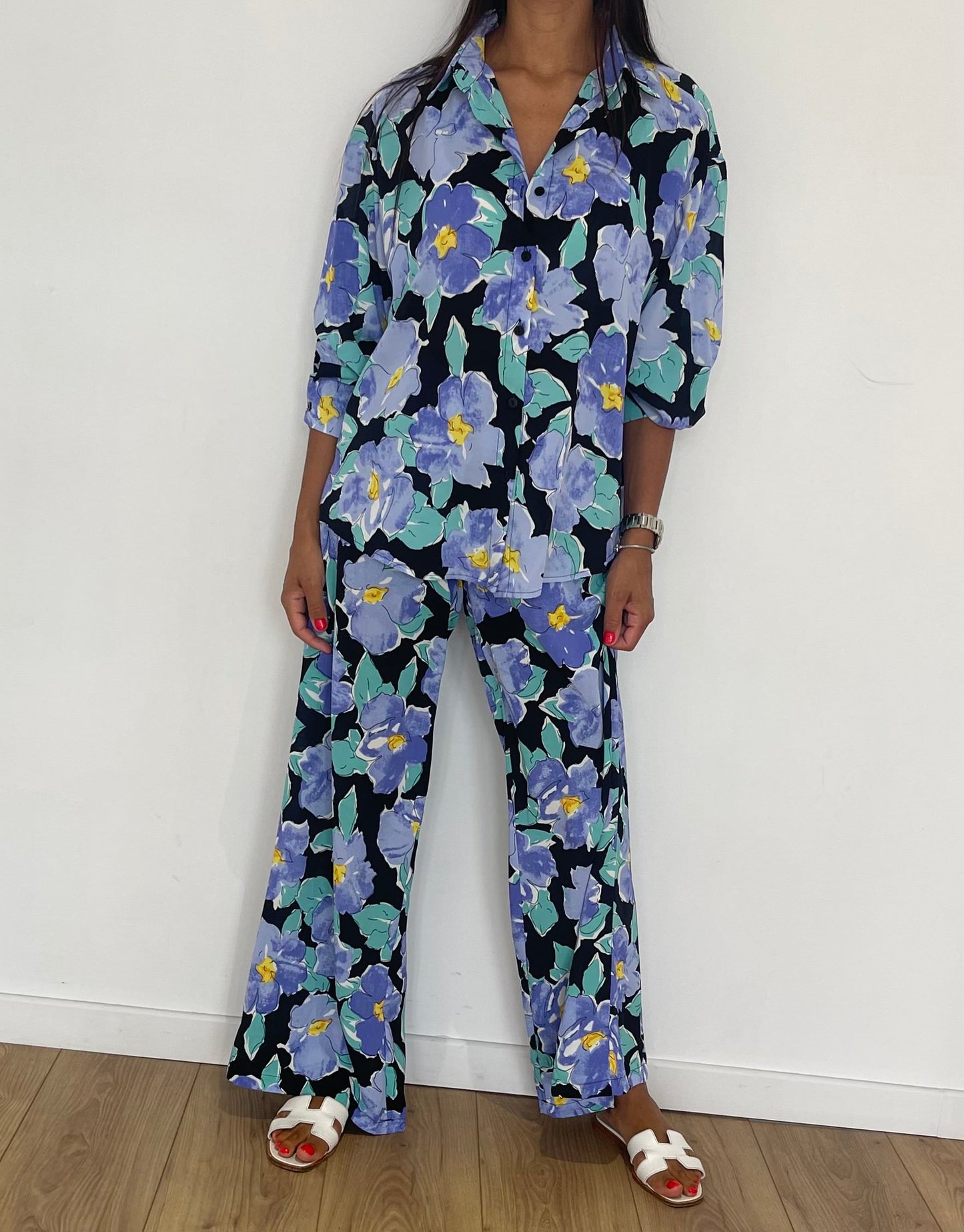 Tenue florale Linda avec motif bleu nuit et touches jaunes