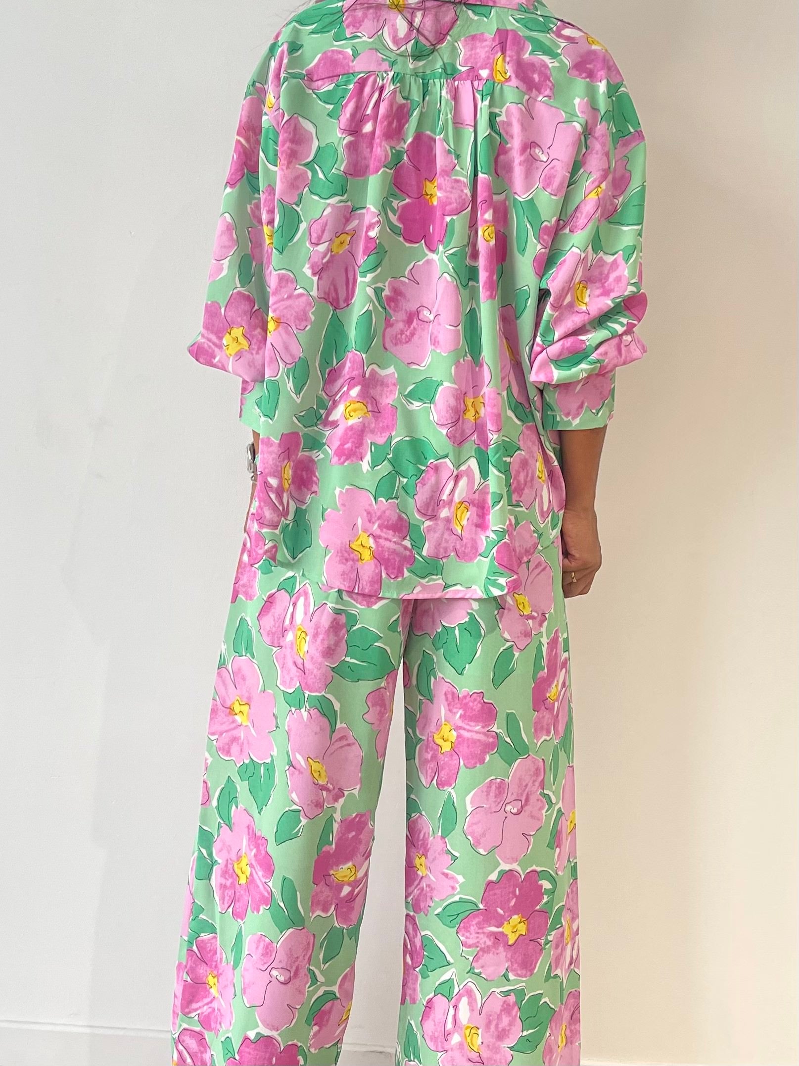 Vue arrière de l'ensemble floral Linda en vert avec détails