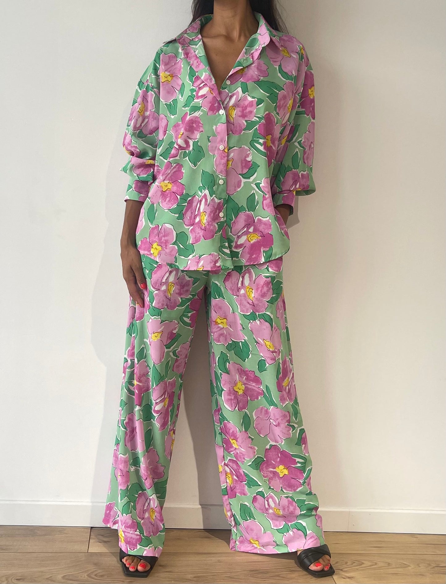Ensemble chemise et pantalon floral rose sur fond vert