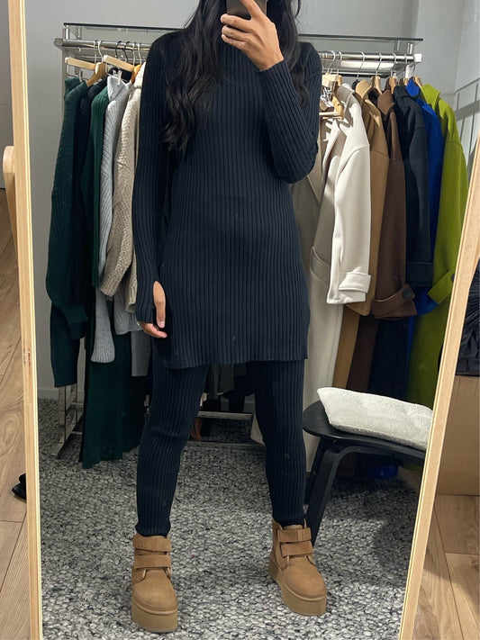 Robe tunique en maille noire avec bottines marron, parfaite pour l'automne