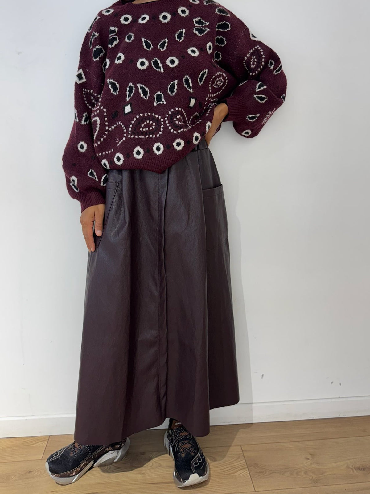 Jupe simili cuir bordeaux avec pull jacquard assorti