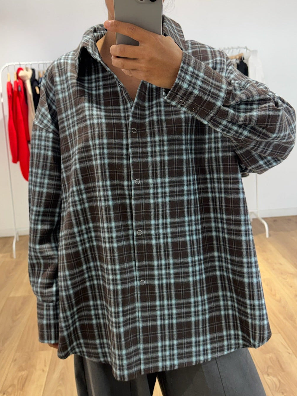 Chemise oversize en flanelle à carreaux – marron et bleu ciel – vue 3