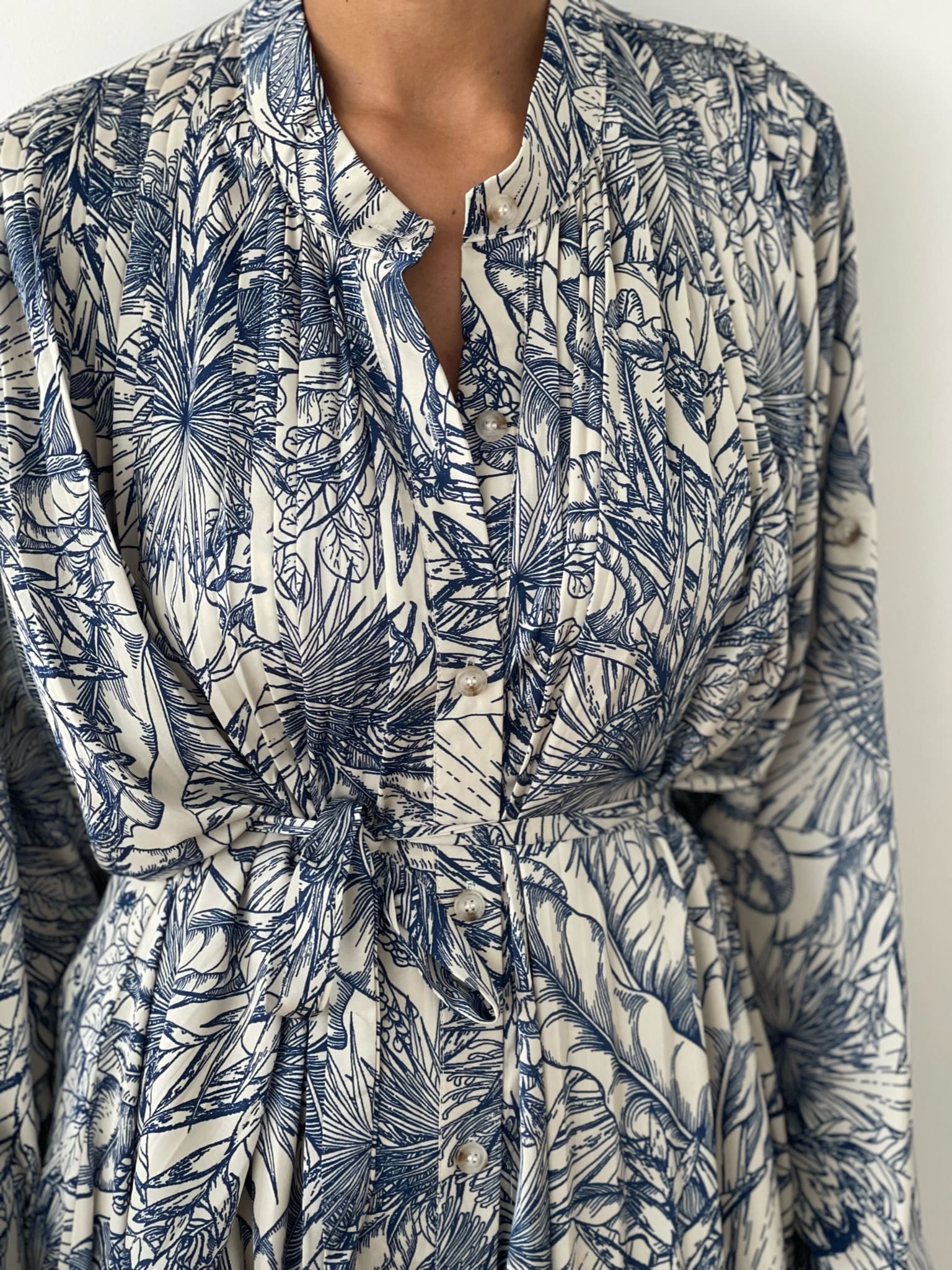 Détail de robe maxi à motif tropical avec boutons, ceinture à la taille pour une silhouette élancée