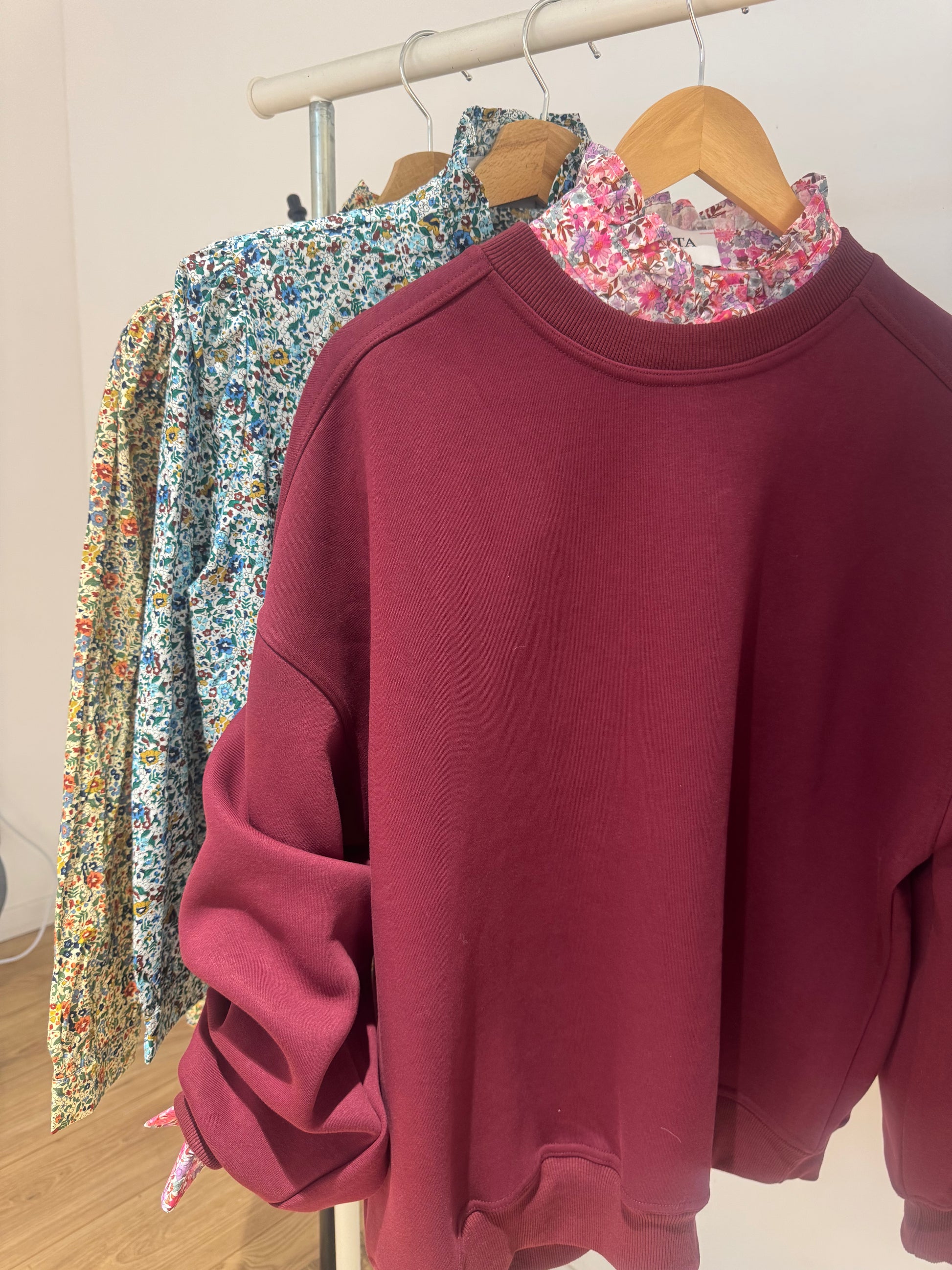 Chemise fleurie col volanté femme tenue guinguette champêtre rose bleu jaune Kata Paris