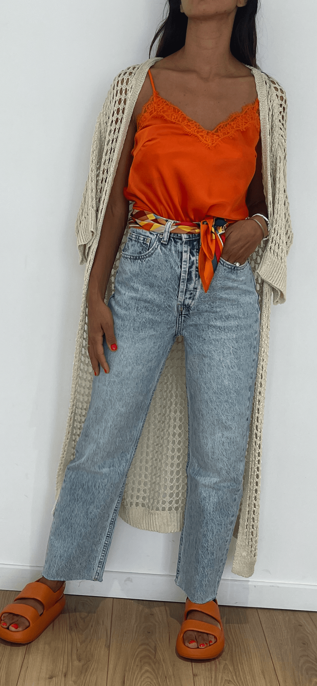 Jeans délavé à la coupe relax avec haut orange et accessoires colorés pour une tenue quotidienne vivante