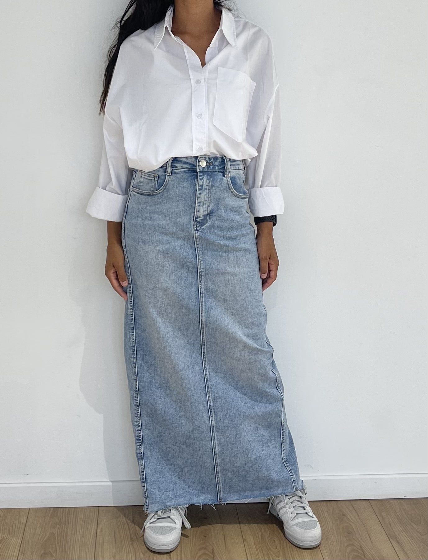 Jupe longue en jean bleu ciel avec taille haute et silhouette avantageuse