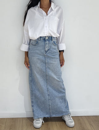 Jupe longue en jean bleu ciel avec taille haute et silhouette avantageuse