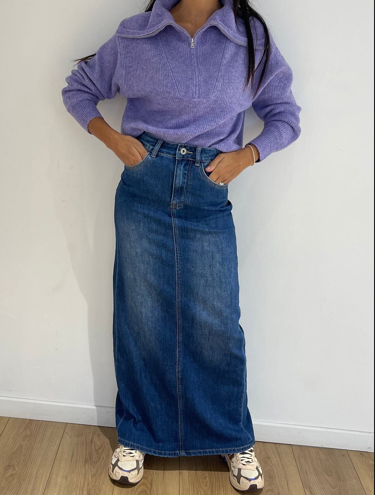 Jupe longue en jean bleu avec coupe moderne et décontractée