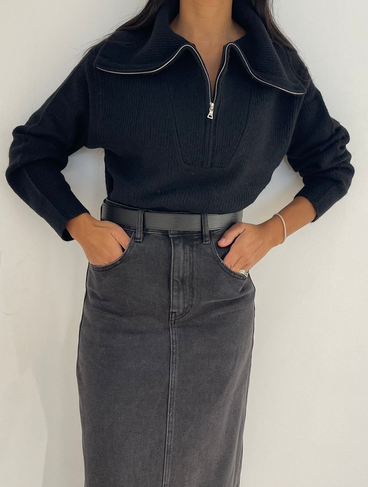 Jupe longue en jean gris foncé avec col cheminée et design minimaliste