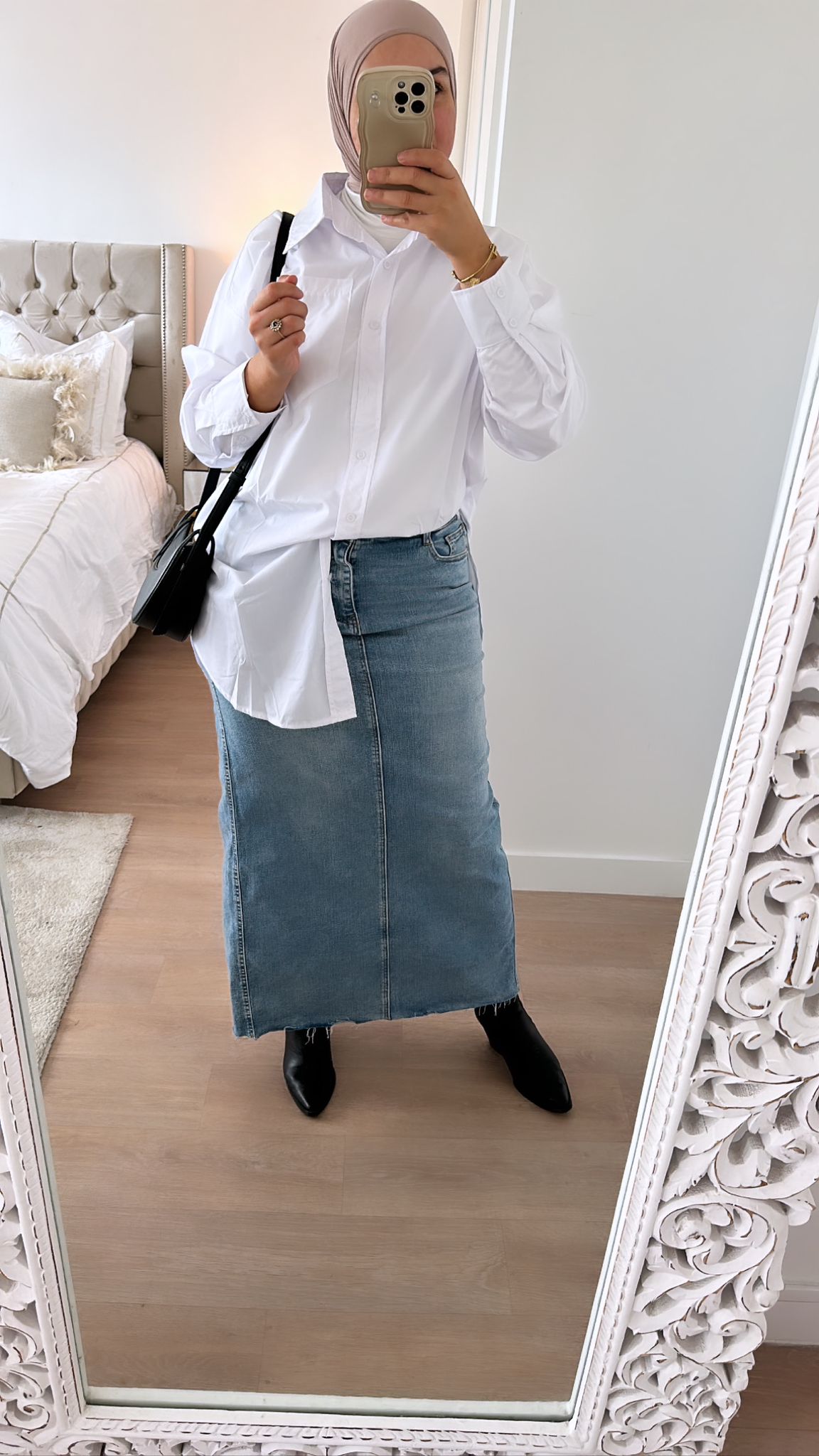 Miroir reflétant une jupe en jean bleu clair portée avec style classique