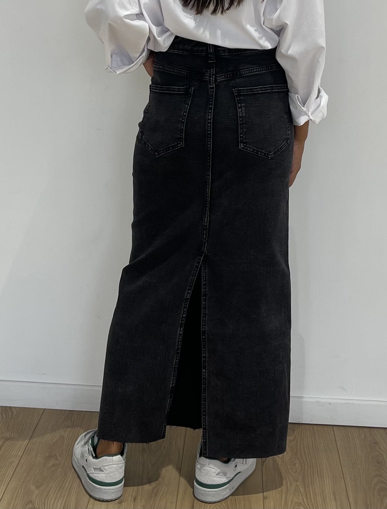 Jupe longue noire en jean avec fente avant pour un style audacieux