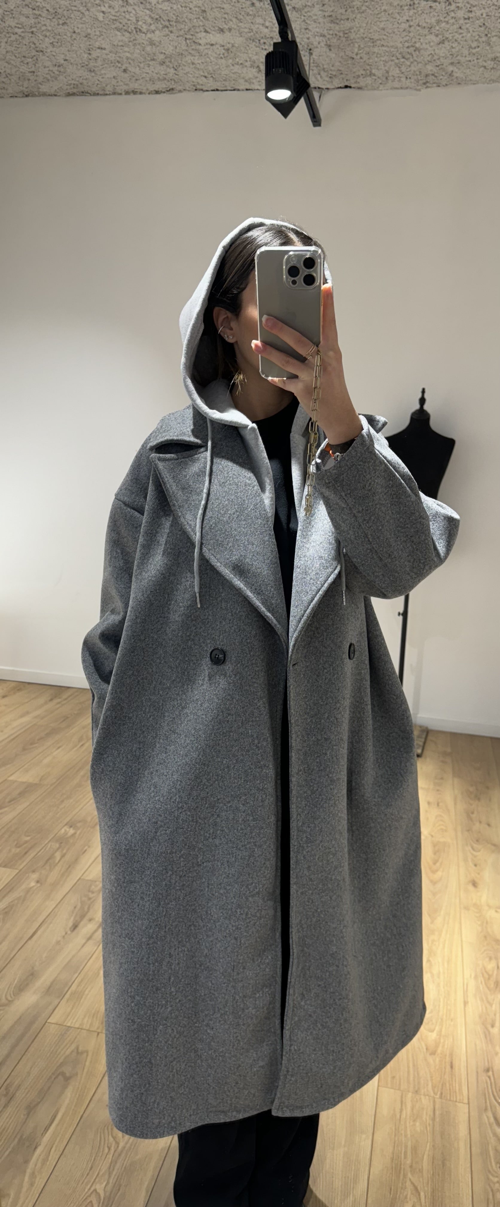 Manteau gris avec capuche, confection élégante pour un hiver au chaud et avec style en 2024.