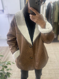Selfie miroir dévoilant un manteau suédine fauve avec sherpa, reflétant la mode personnelle