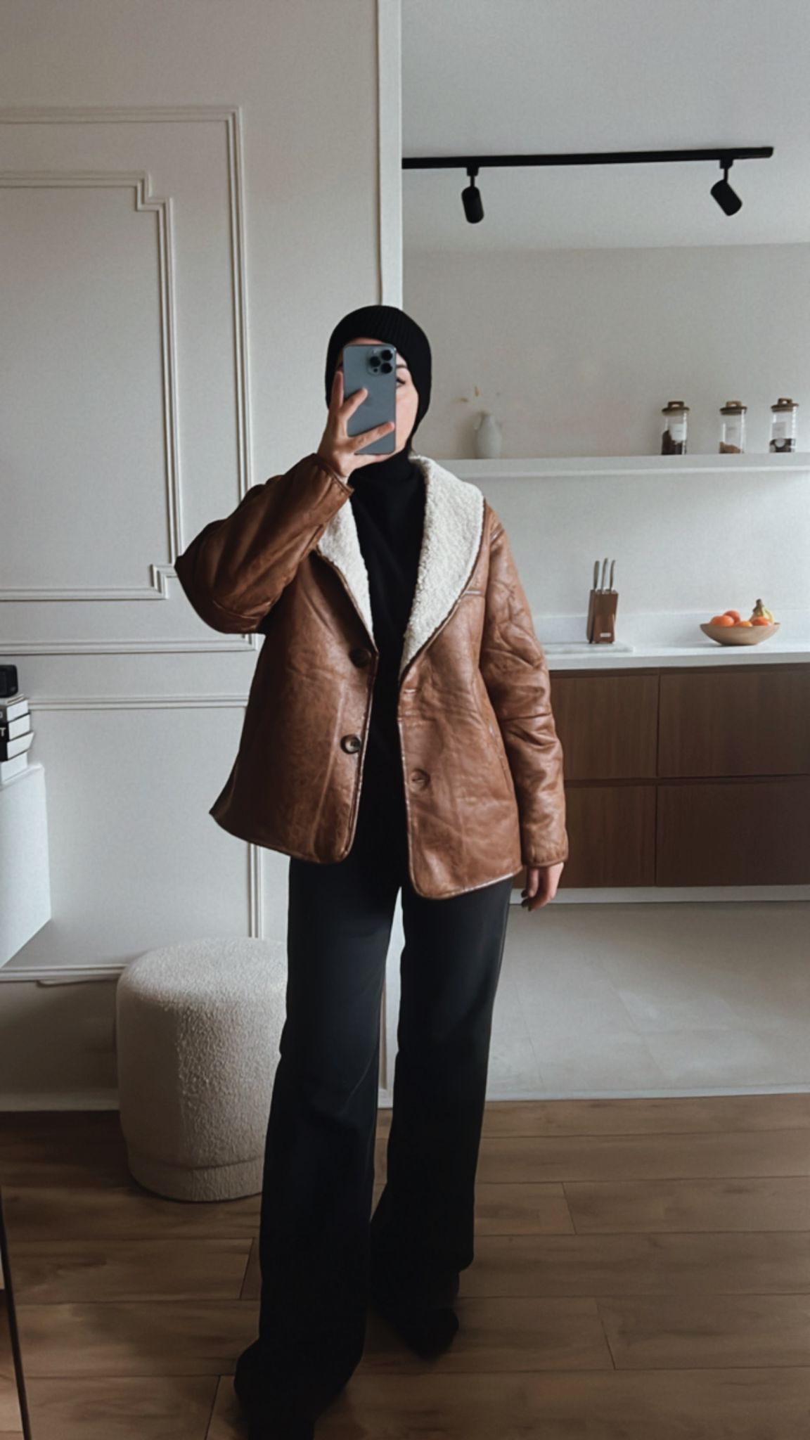 Manteau tendance fauve en suédine avec doublure sherpa pour un style urbain chic