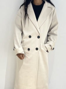 Manteau en laine couleur beige sable, parfait pour un style épuré