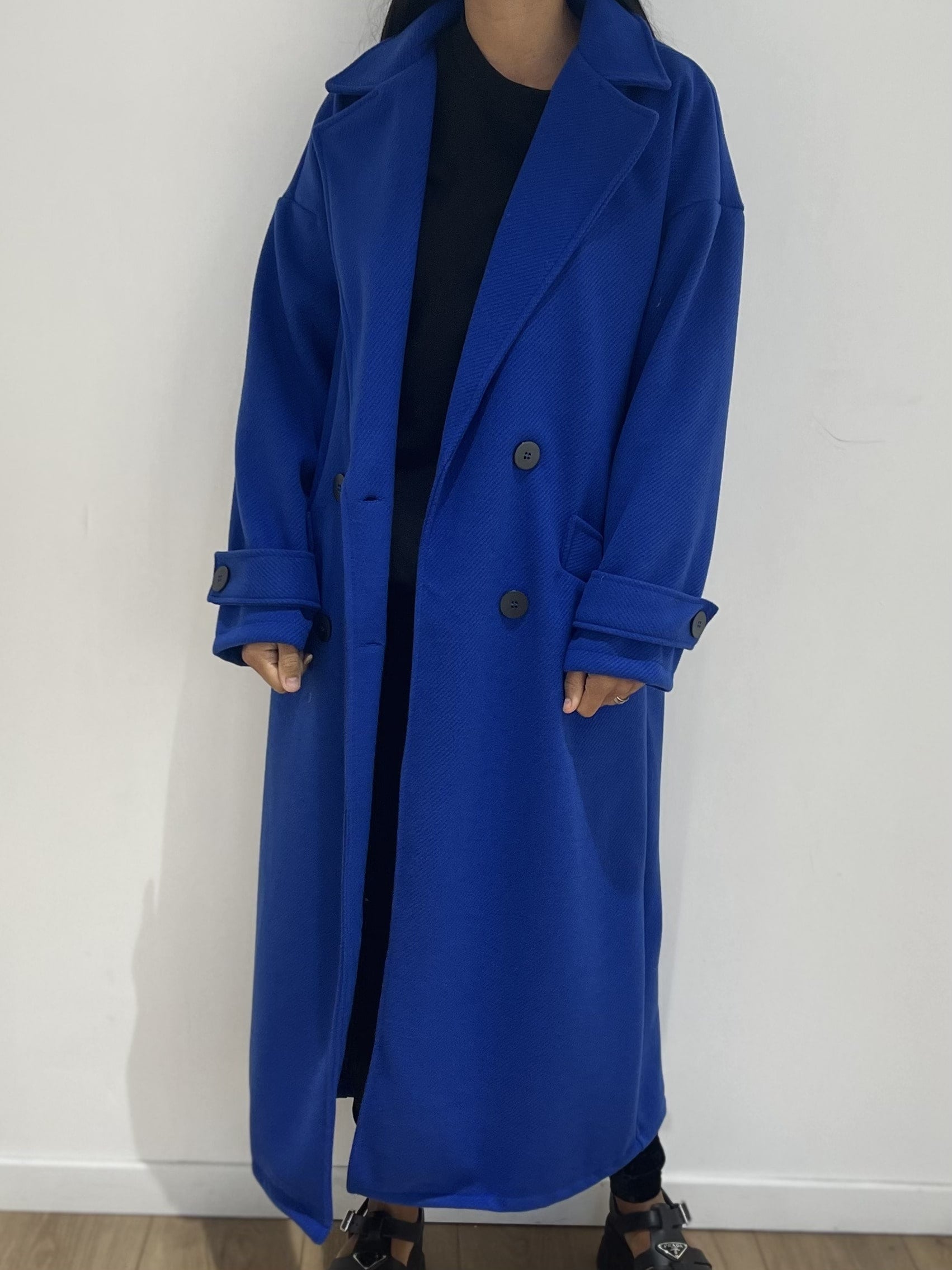 Manteau en laine bleu roi, élégant et oversize pour une silhouette moderne
