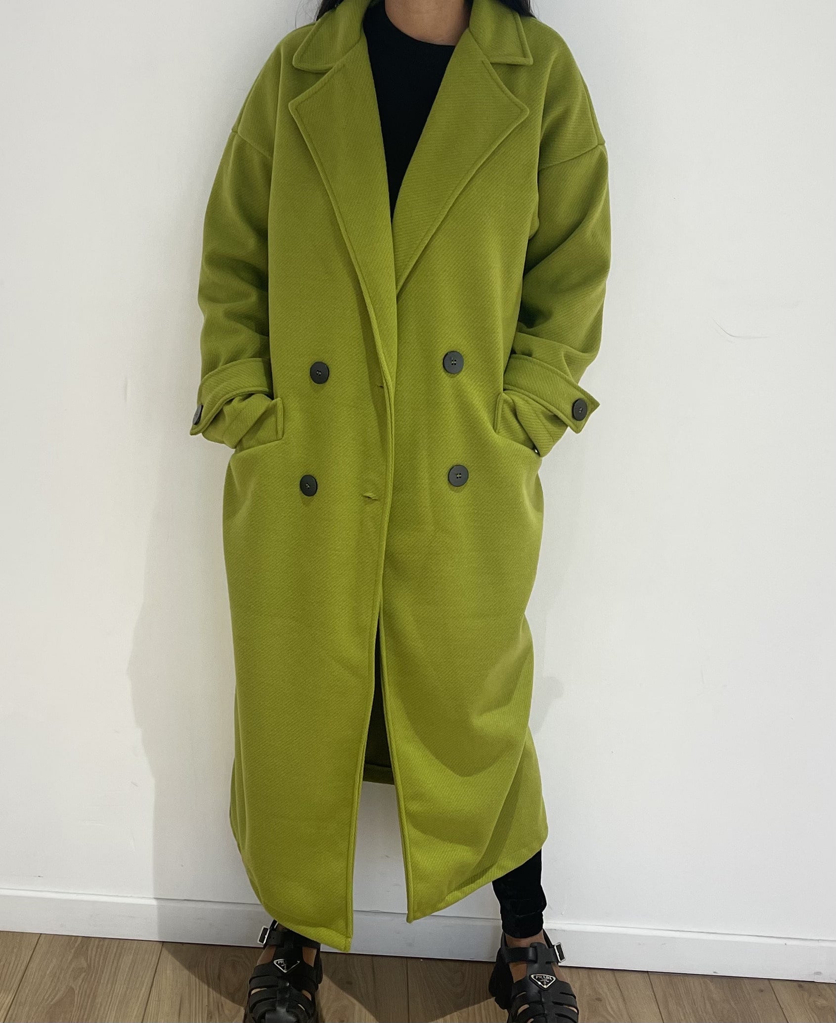Manteau en laine vert olive, coupe longue et oversize