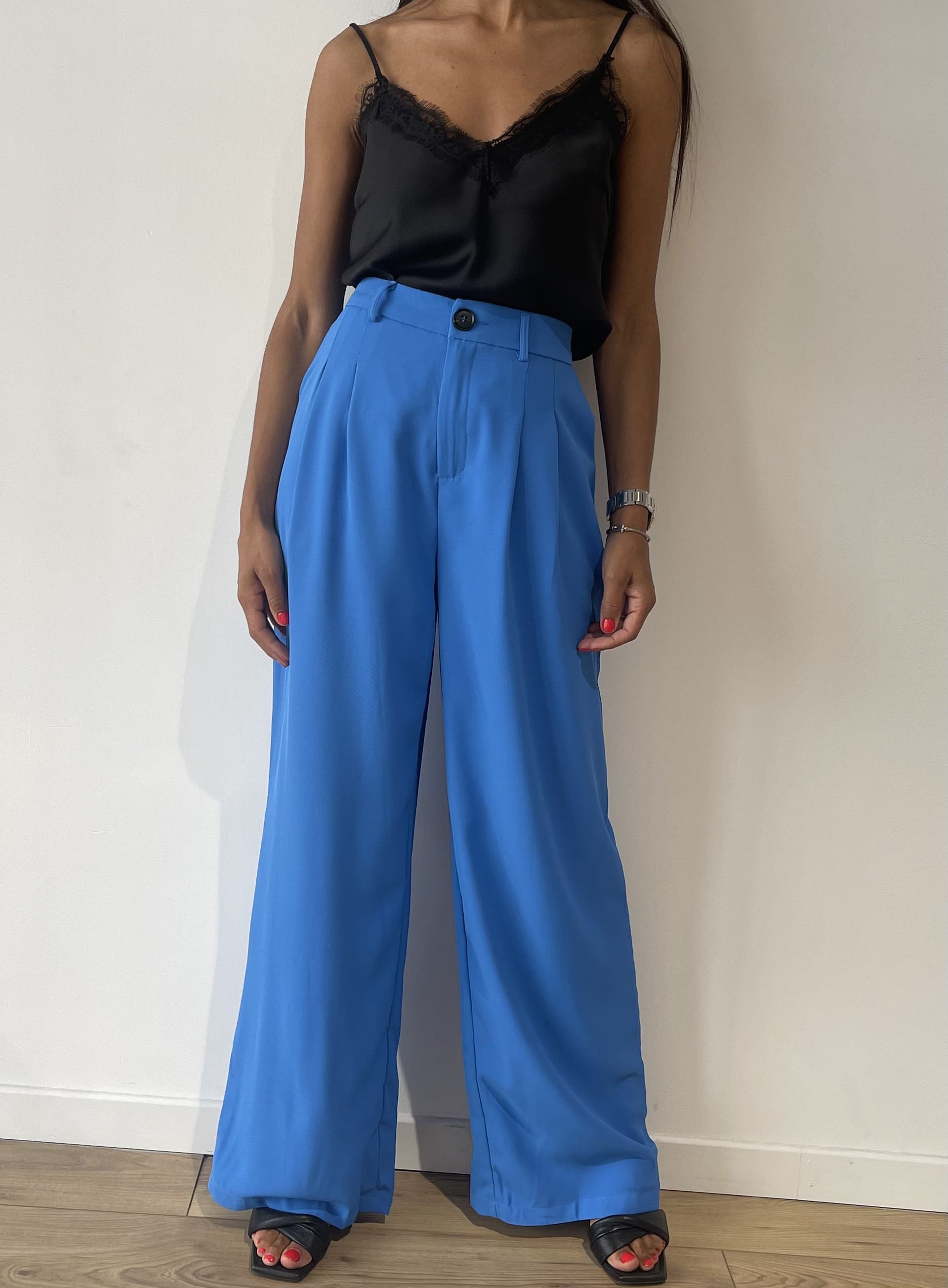 Pantalon parisien fluide bleu large avec ceinture et poches