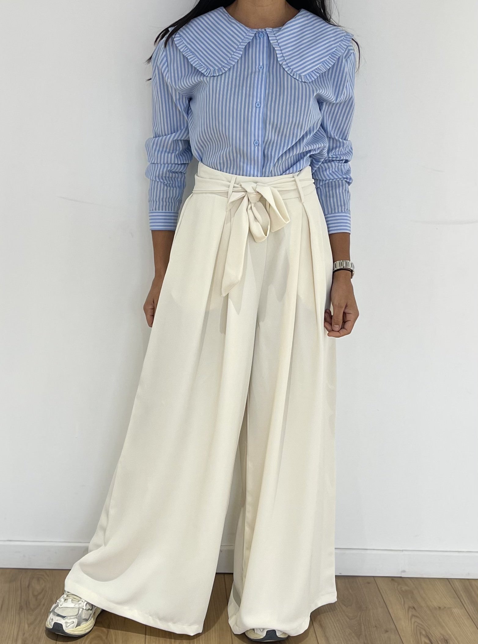 Pantalon ample beige avec ceinture et coupe fluide