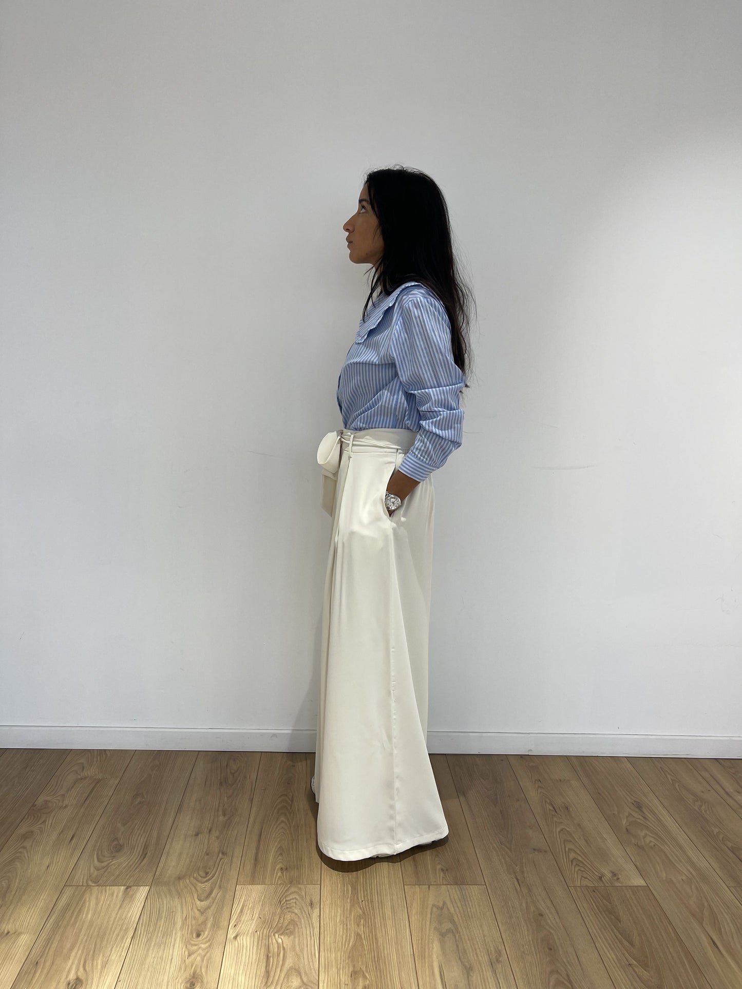 Pantalon beige Amzing porté pour une silhouette stylée