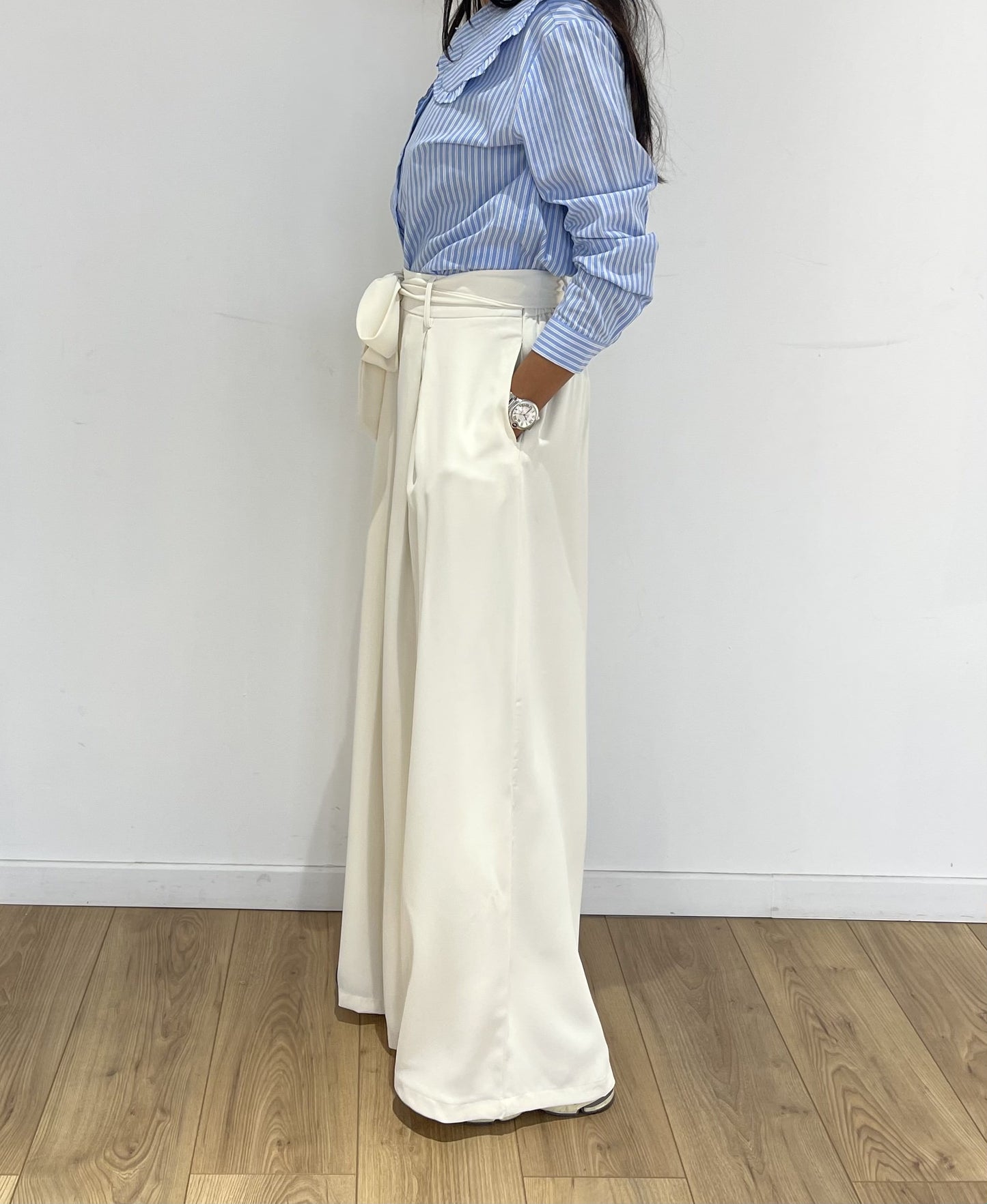 Profil de pantalon ample beige avec élément ceinture