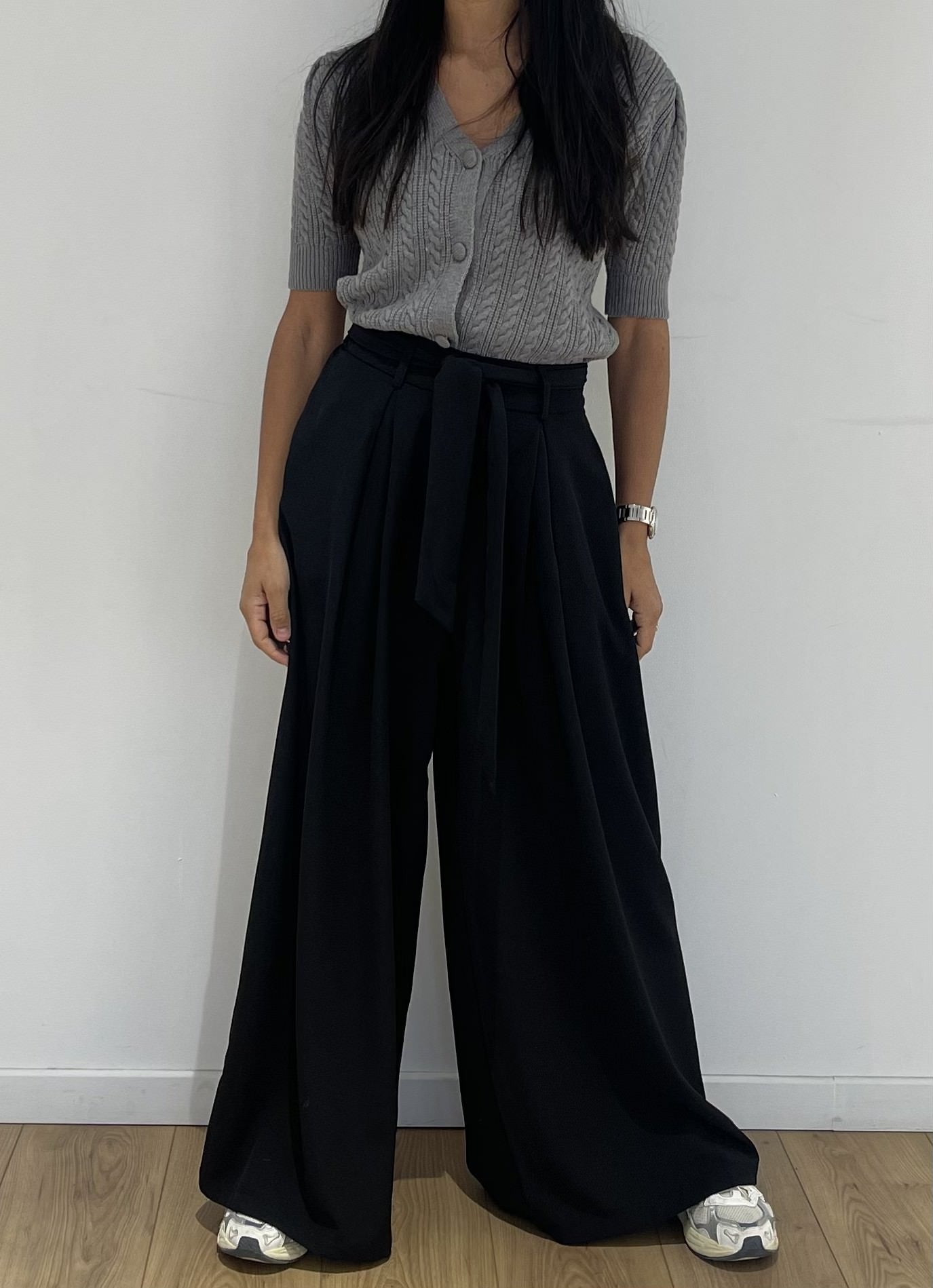 Pantalon large noir ceinturé pour un style sophistiqué