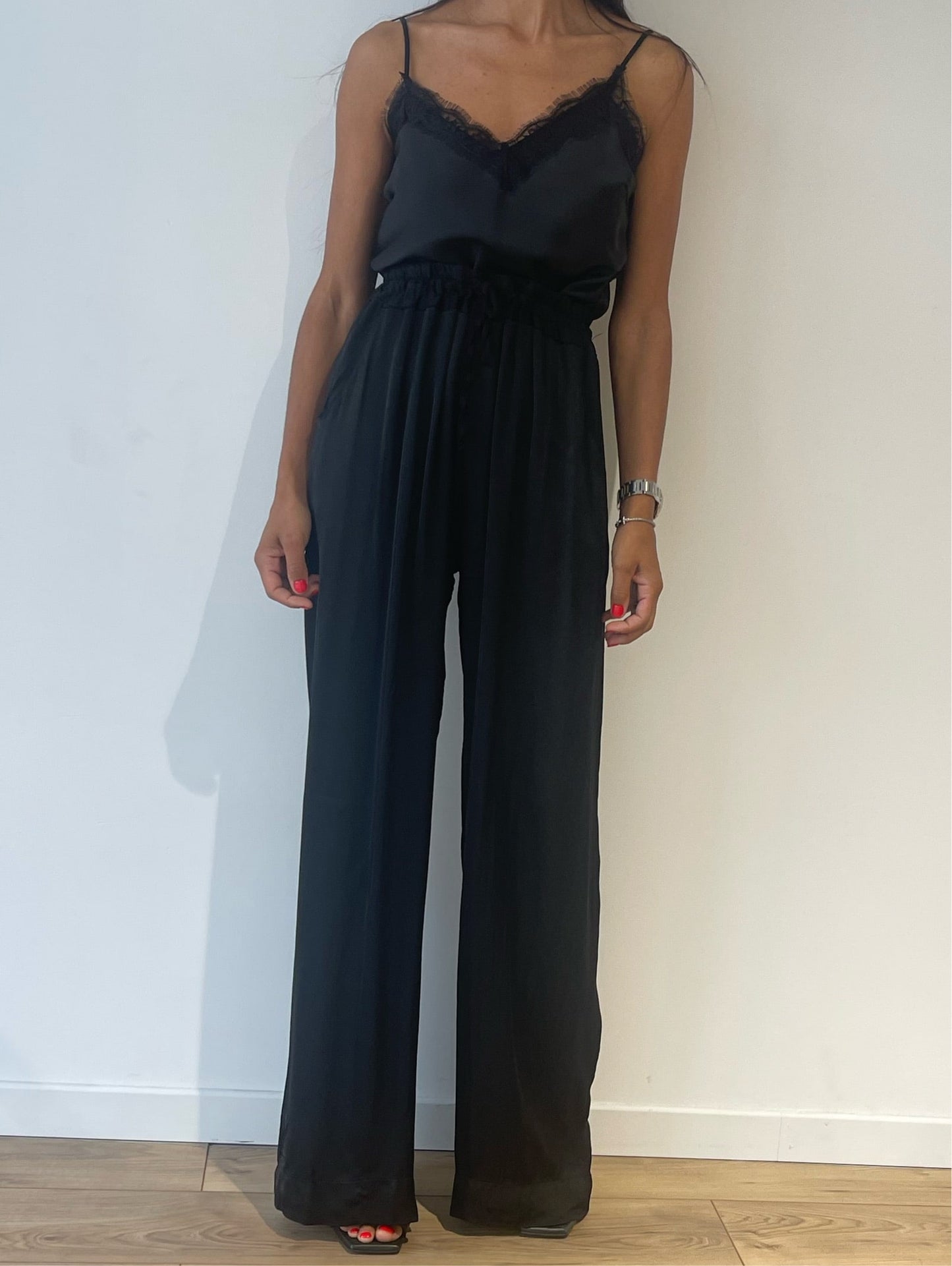 Pantalon satin noir fluide coupe large confortable