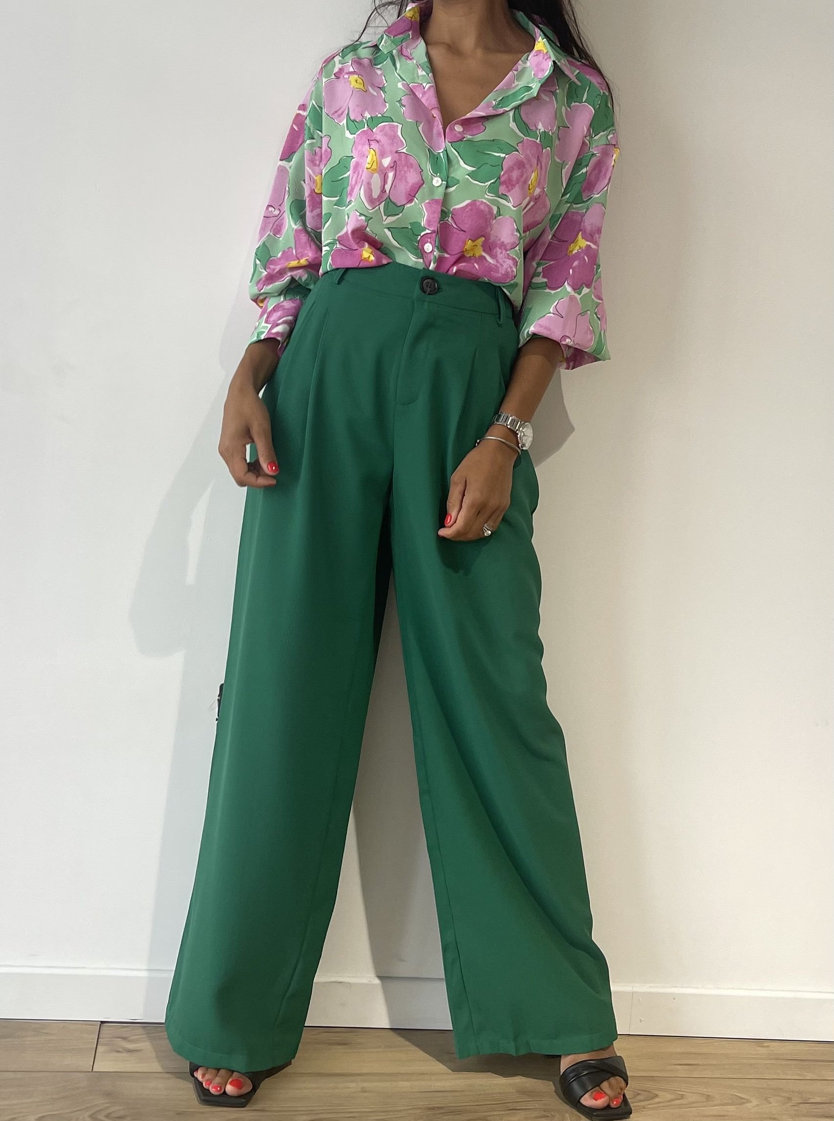 Pantalon ample vert avec plis marqués et taille ceinturée Paris