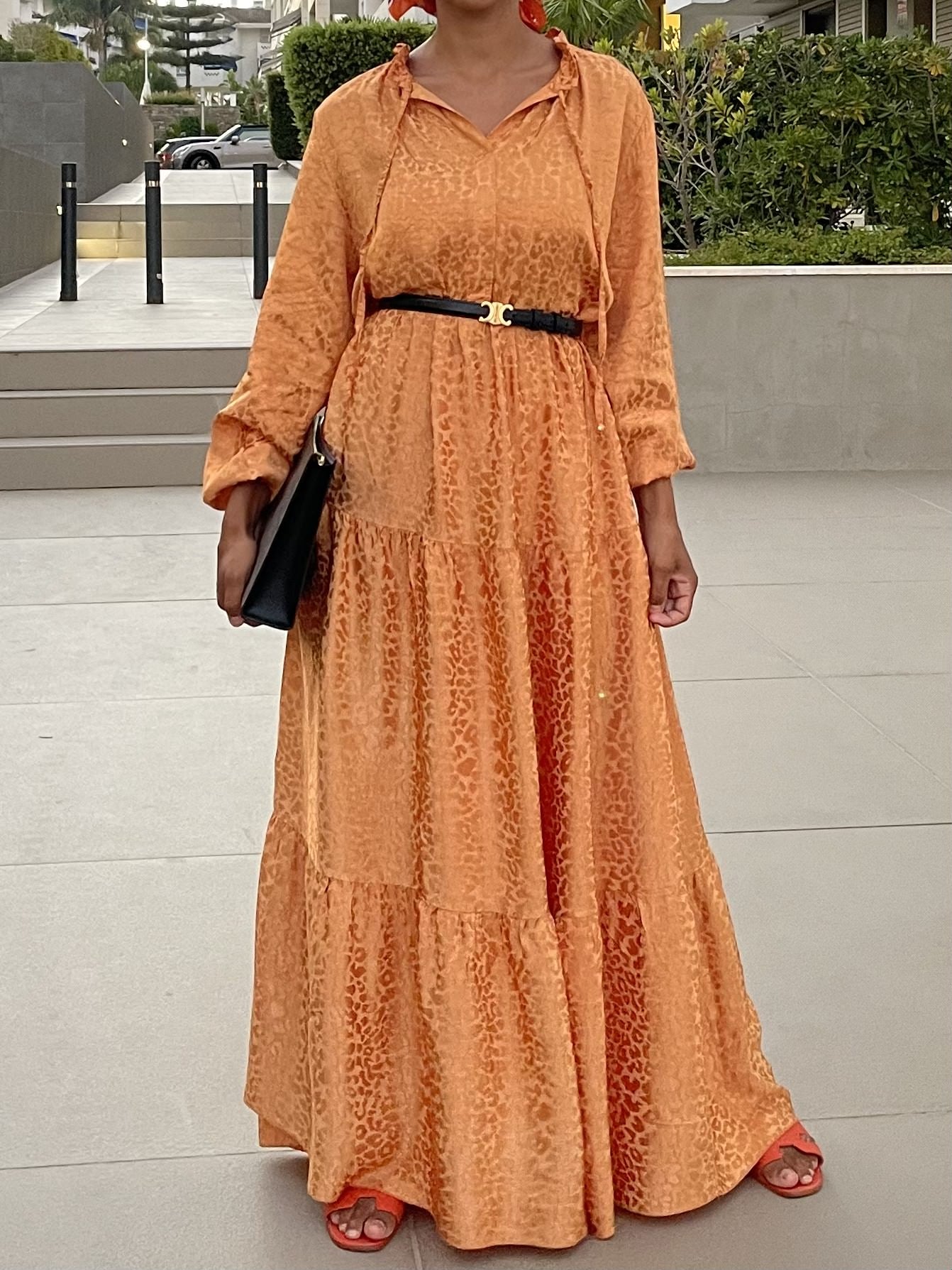 Robe longue fluide orange motif léopard Barbara bohème chic