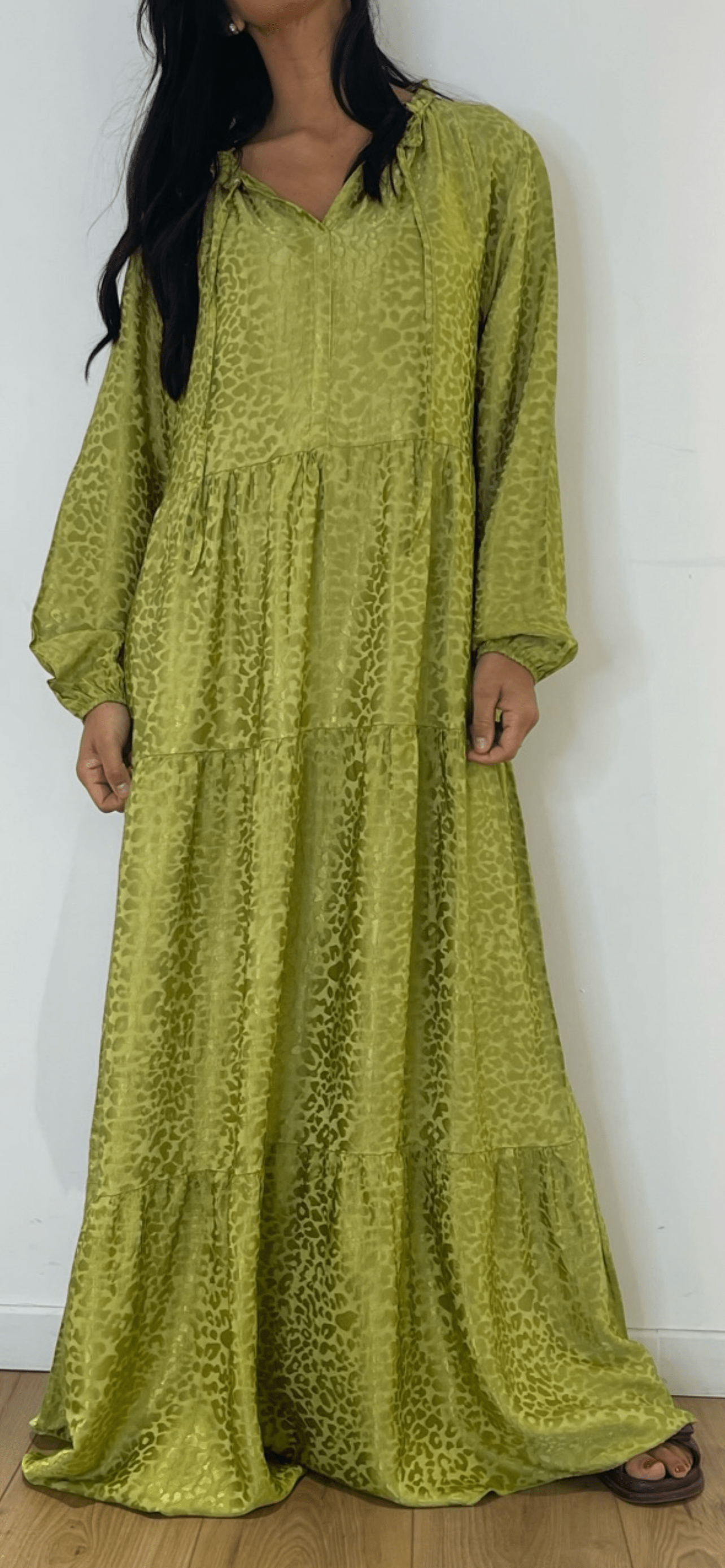 Robe verte Barbara longue bohème motif léopard allure décontractée