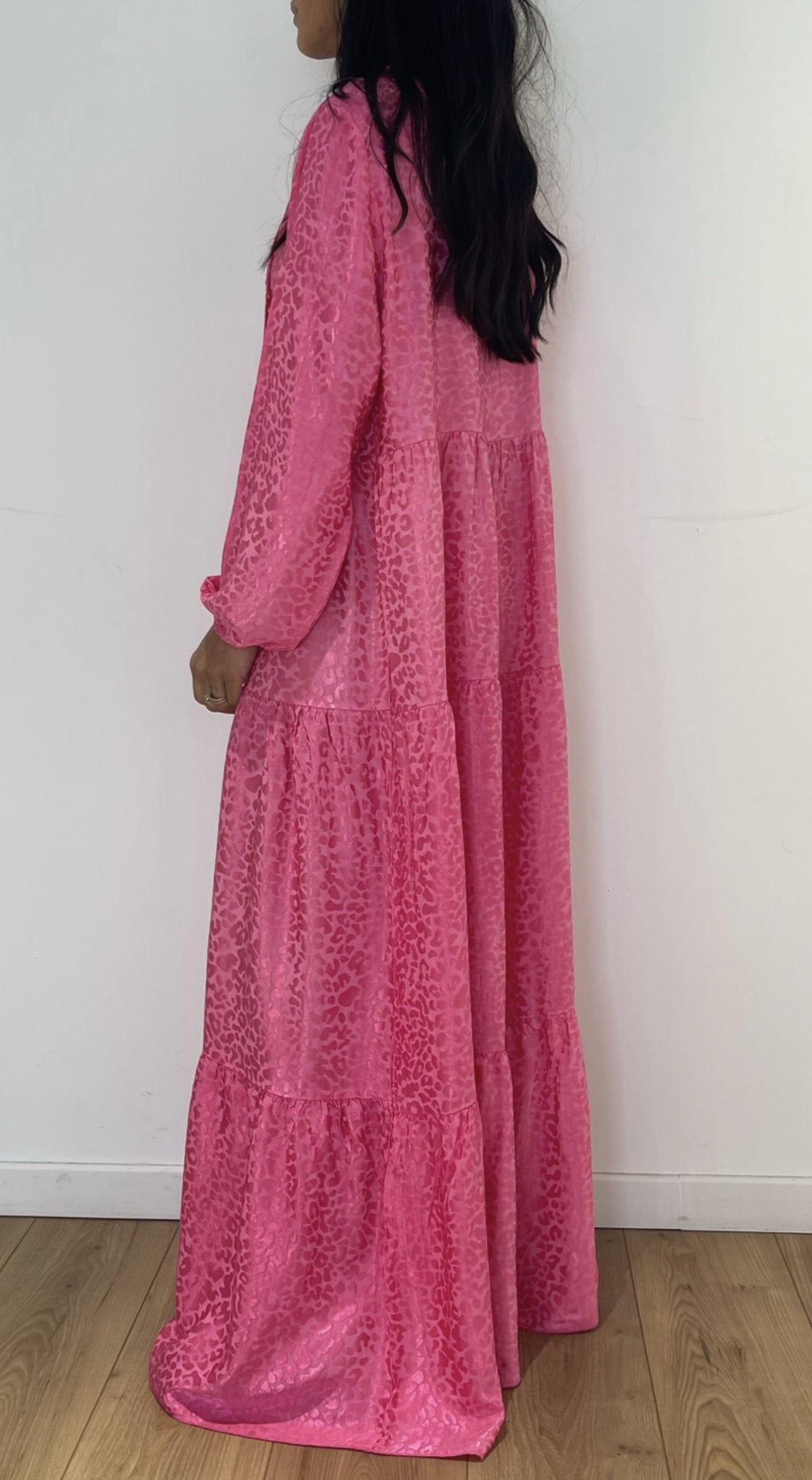 Robe bohème chic Barbara rose motif léopard longue silhouette fluide