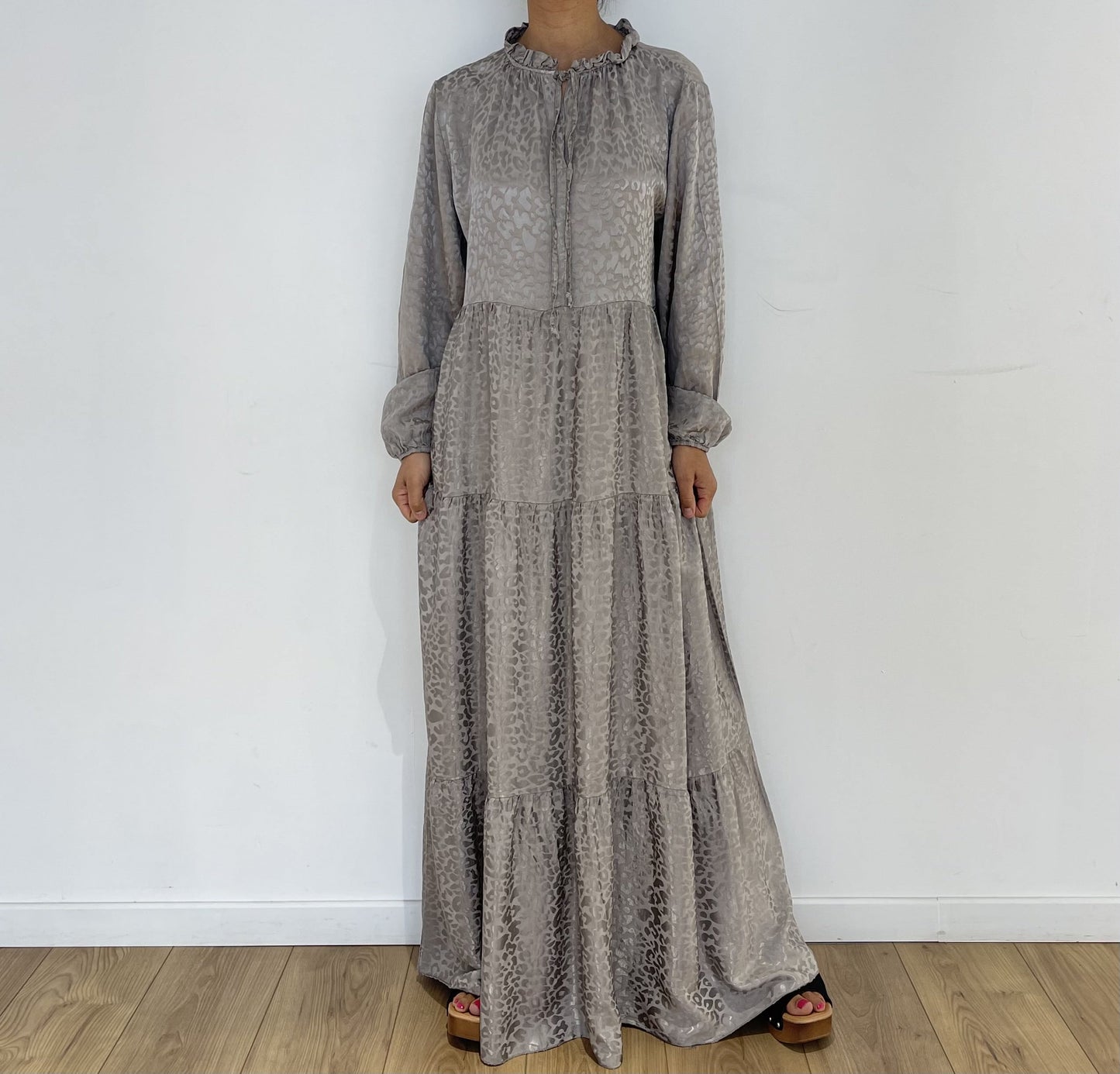 Robe bohème grise longue avec imprimé léopard discret pour un charme sophistiqué