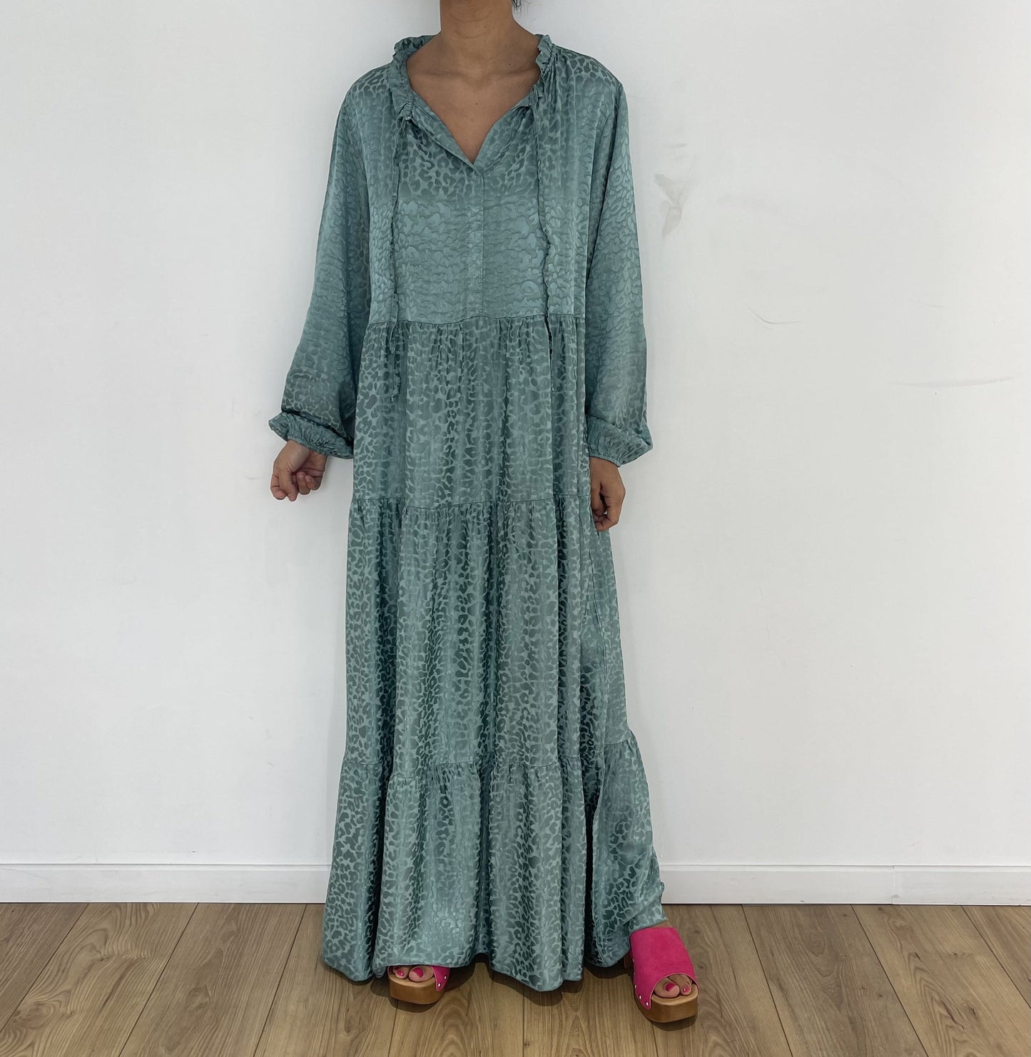 Robe bohème longue en vert avec motif animalier pour une élégance naturelle