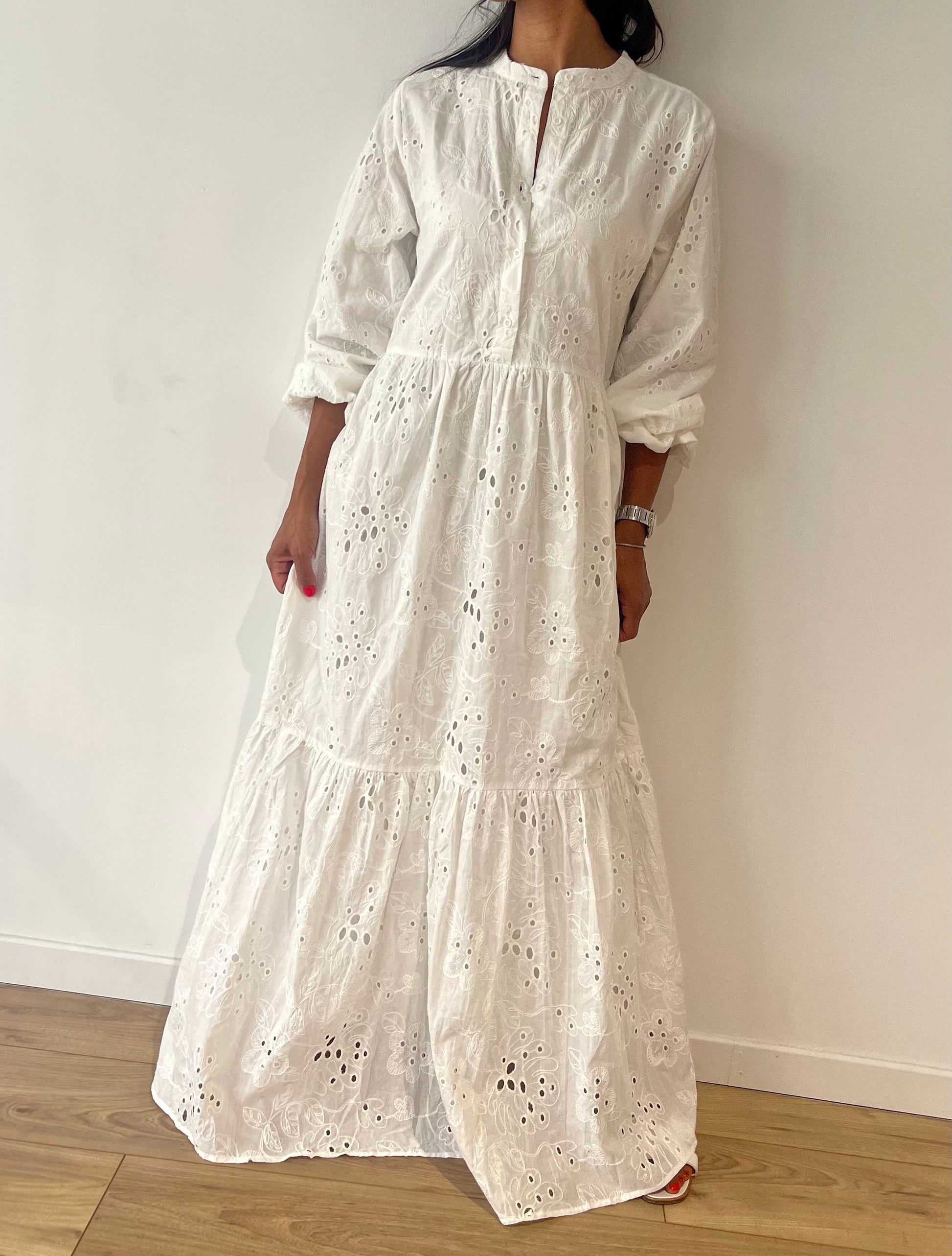 Robe blanche maxi avec broderie et col haut détaillé