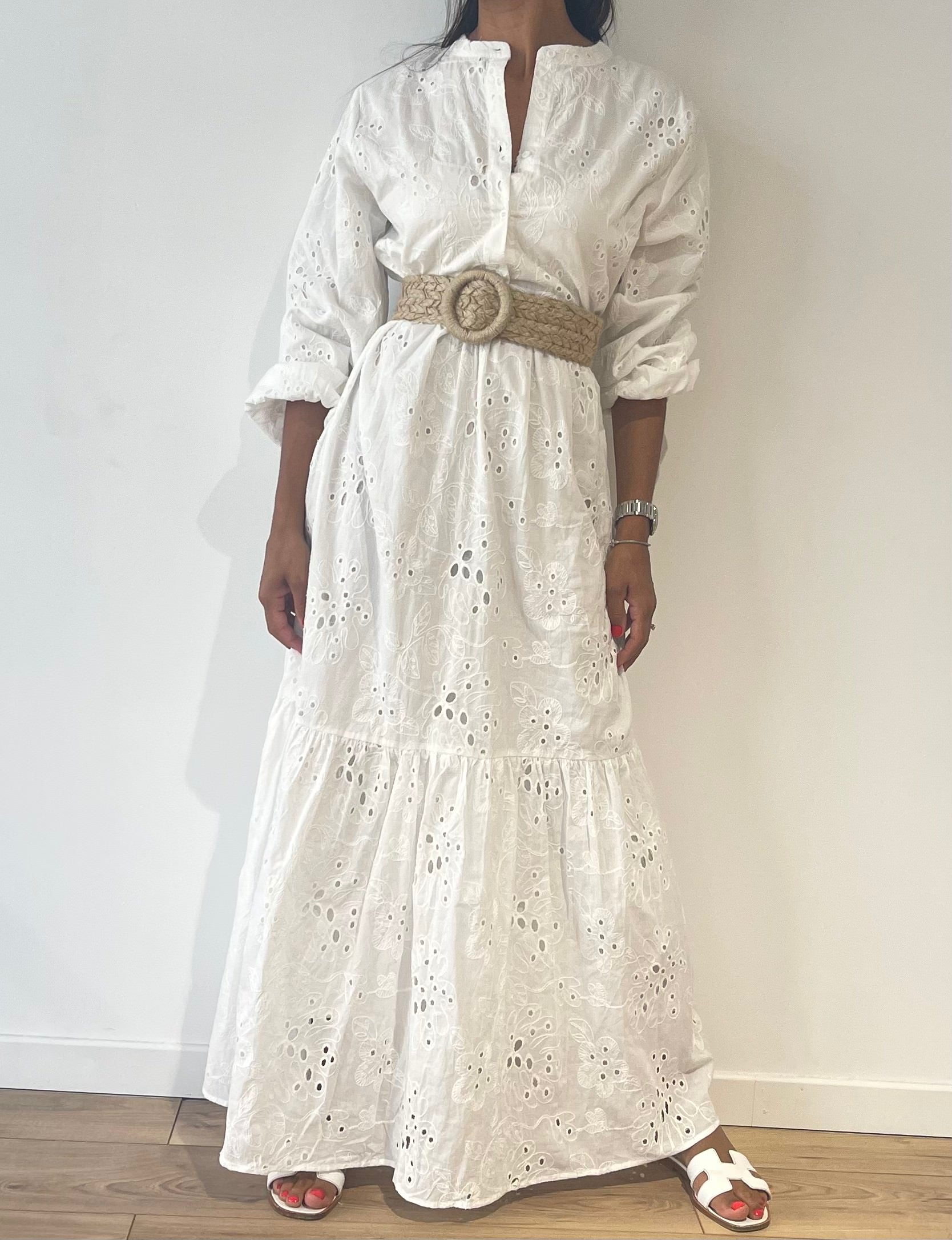 Robe blanche maxi avec ceinture pour une silhouette cintrée