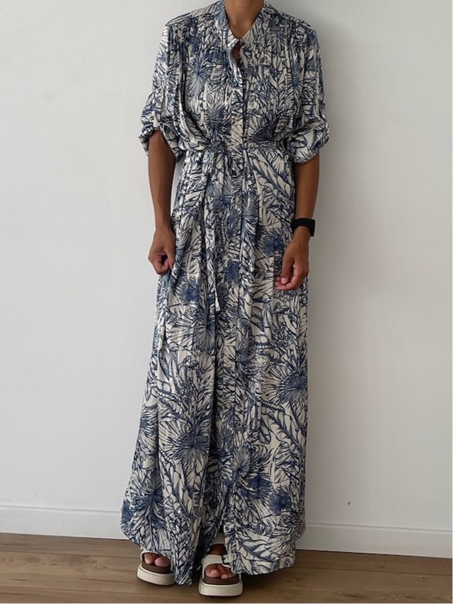 Vue complète de robe maxi bleue et blanche à motif tropical, tenue d'été légère pour femme