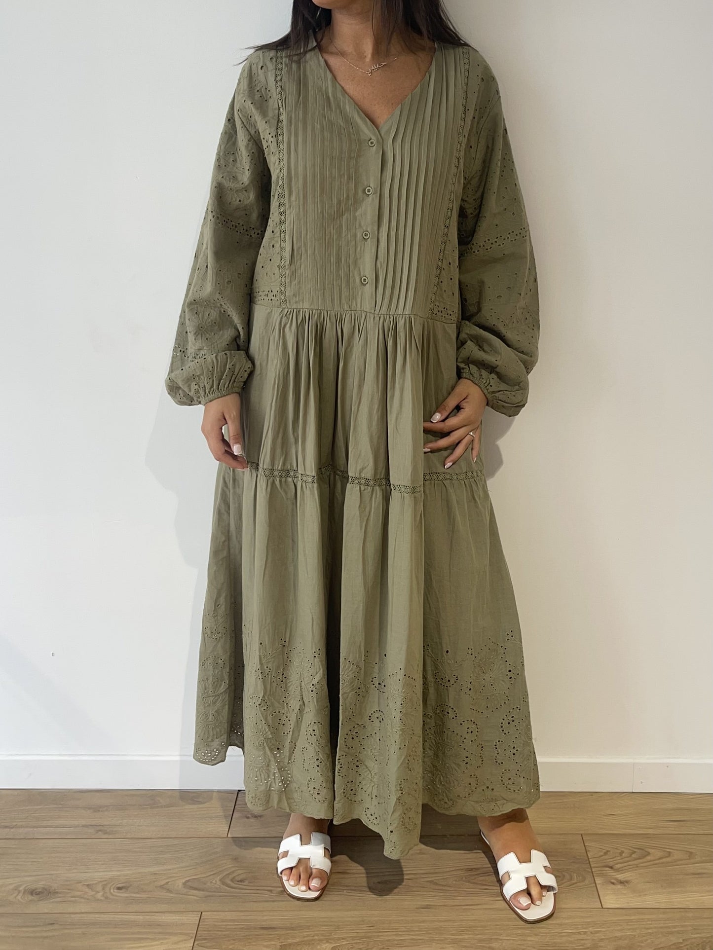 Robe midi en coton kaki avec manches évasées et détails brodés et plissés