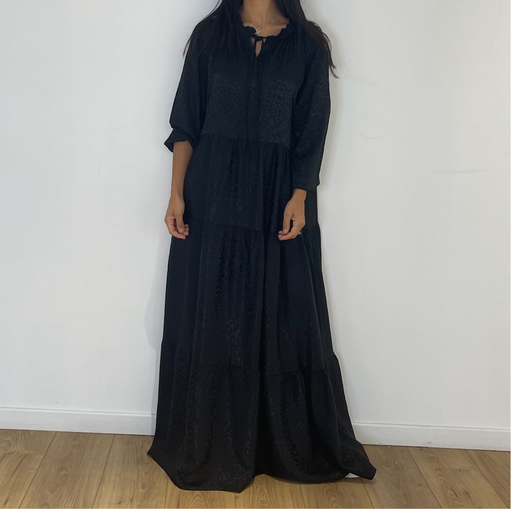 Robe bohème noire longue avec détails en dentelle pour un look mystérieux