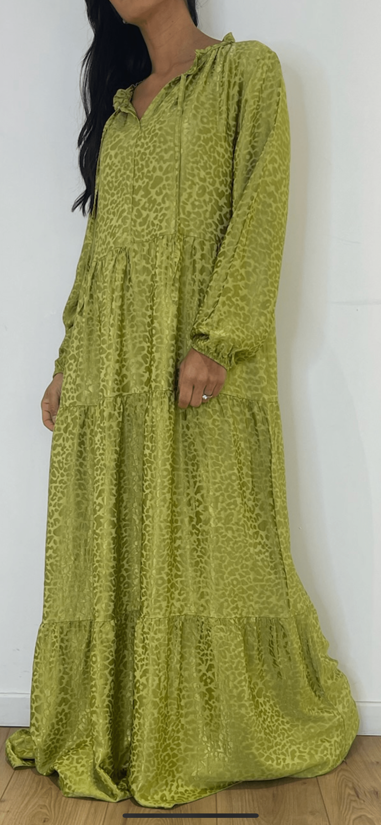 Robe longue bohème verte avec imprimé léopard subtil pour une touche sauvage