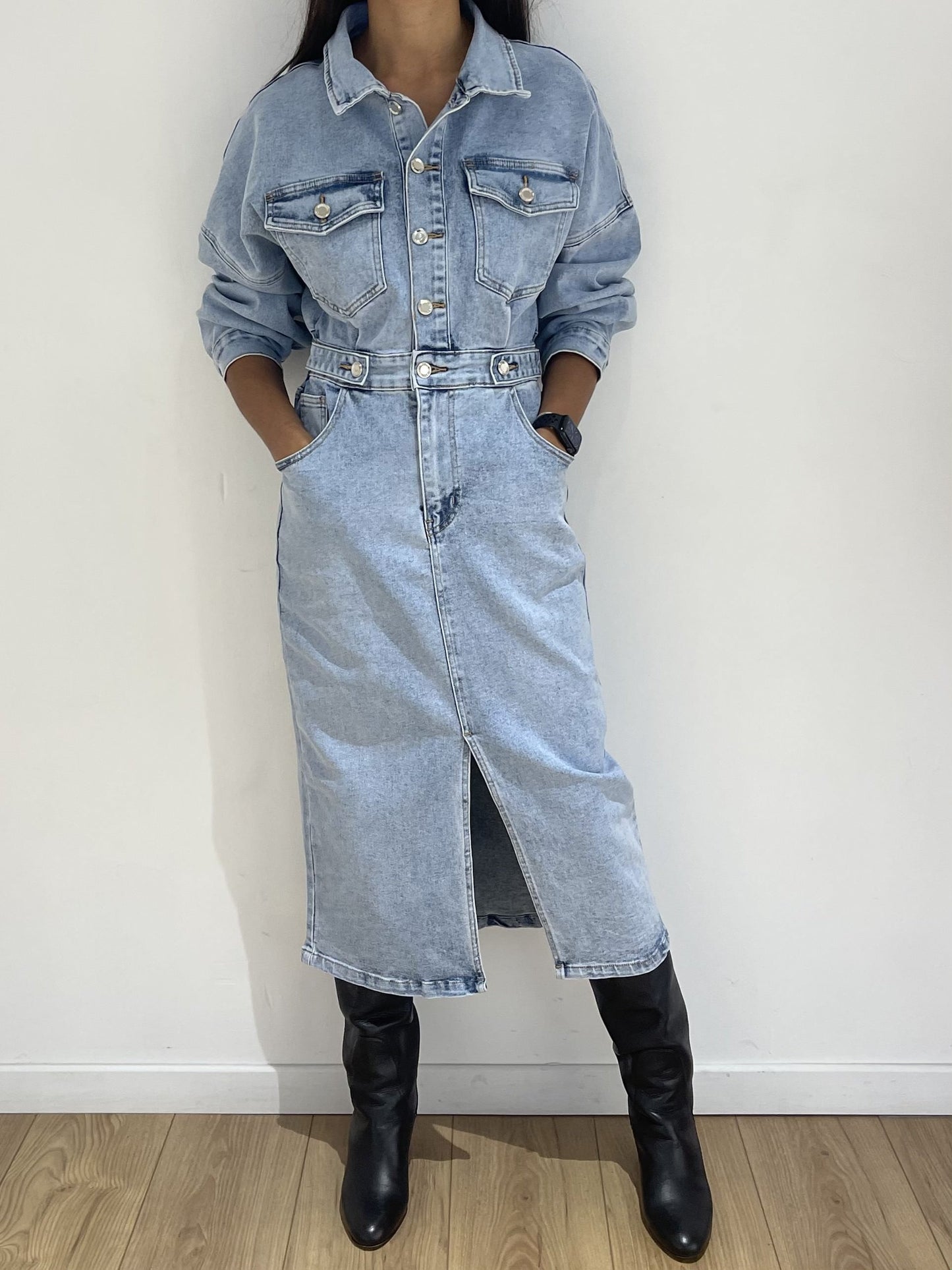 Robe en jean bleu clair avec ceinture et boutons pour femme