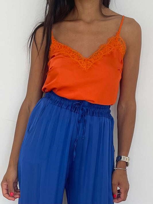 Top caraco orange satiné vibrant avec dentelle délicate