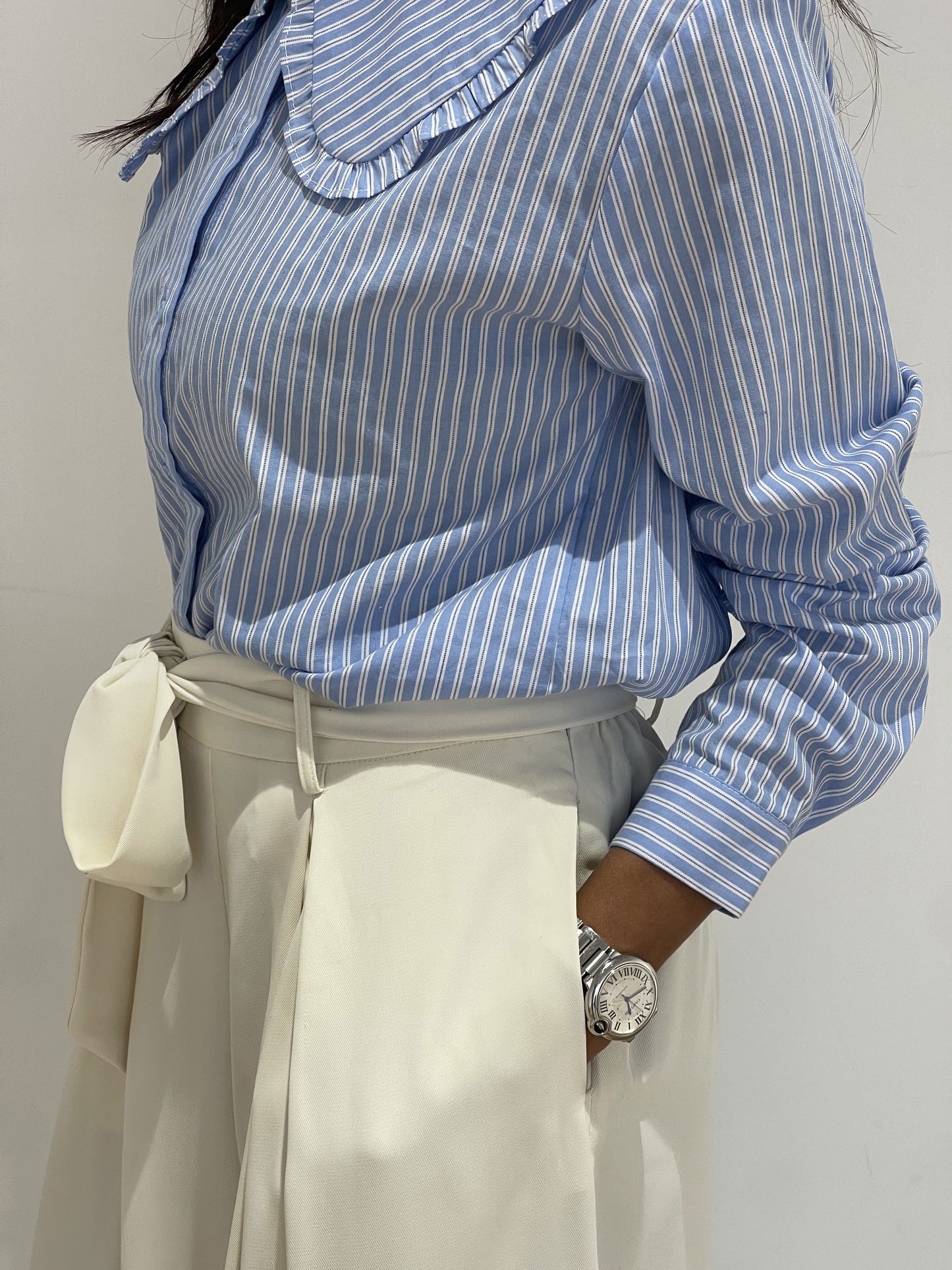 Détail de la ceinture sur pantalon ample beige Amzing