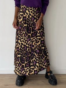 Détail sur la jupe longue léopard avec tissu extensible et taille élastique pour un confort optimal.