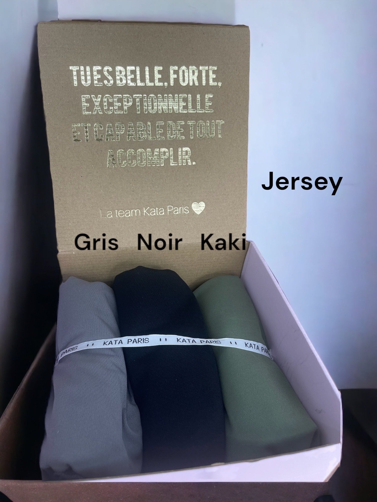 Variété de hijabs en jersey dans les tons gris, noir et kaki de Kata Paris