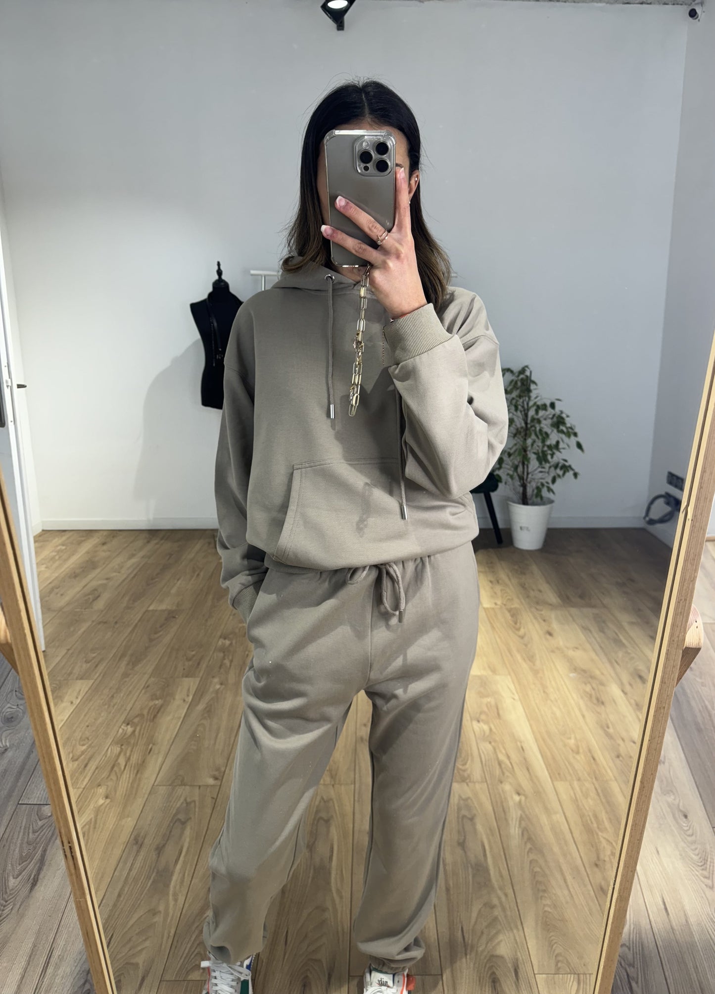 Bas de jogging en molleton gris taupe pour femme, vue dans un miroir