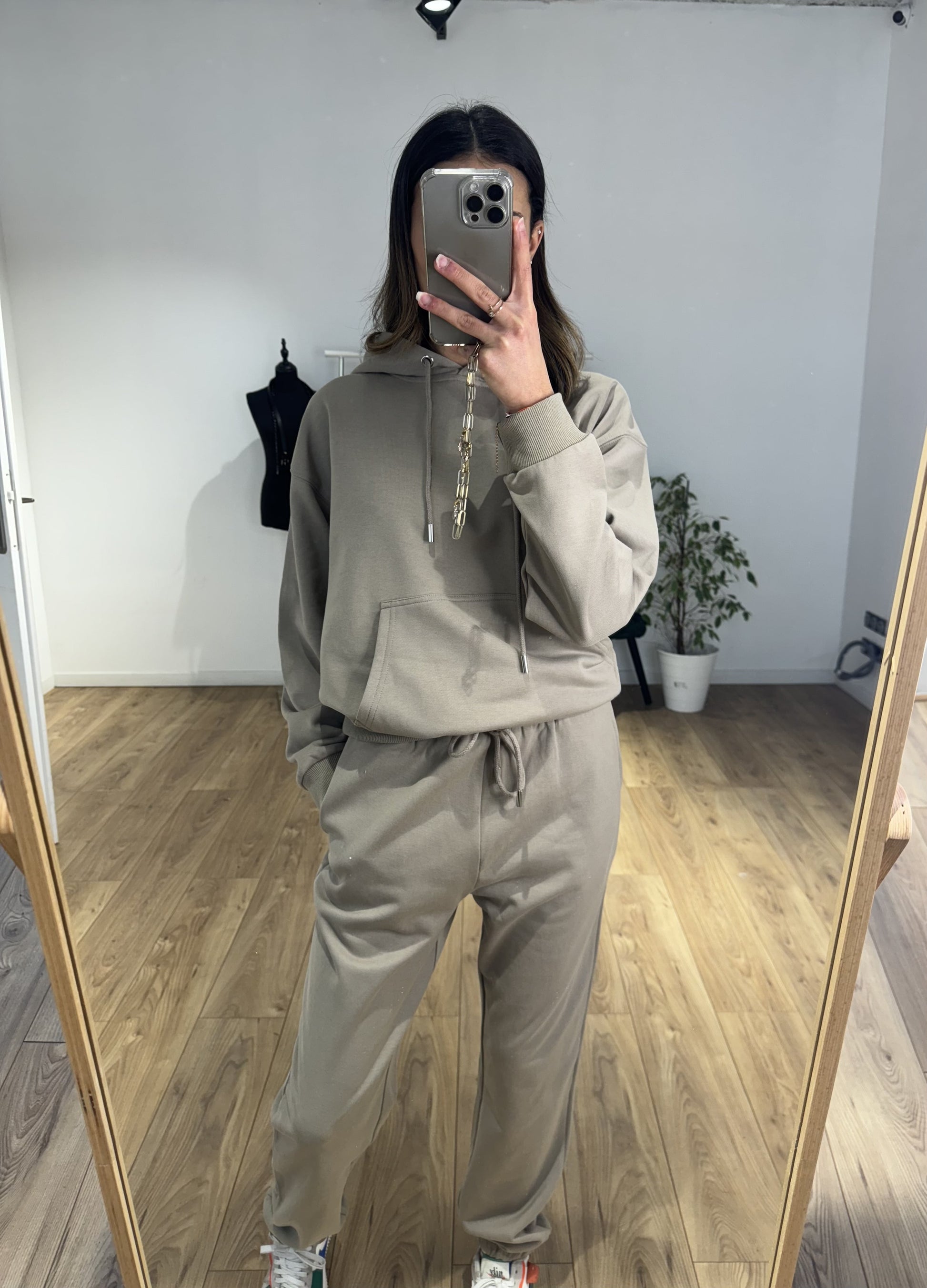 Bas de jogging en molleton gris taupe pour femme, vue dans un miroir