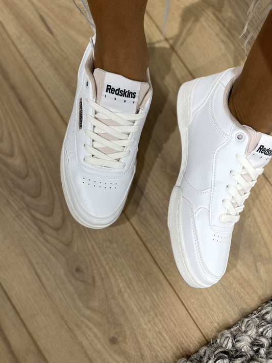 Baskets blanches élégantes pour femme avec marque visible