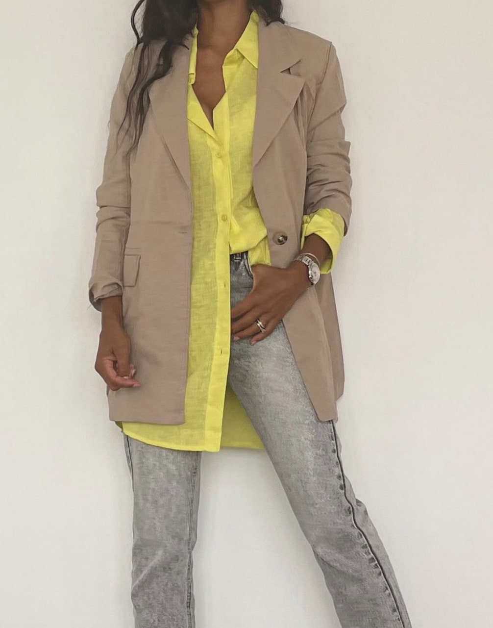 Blazer en lin beige avec design moderne